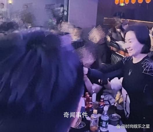 何超瓊現身哈爾濱夜店 展現出了不同的一面