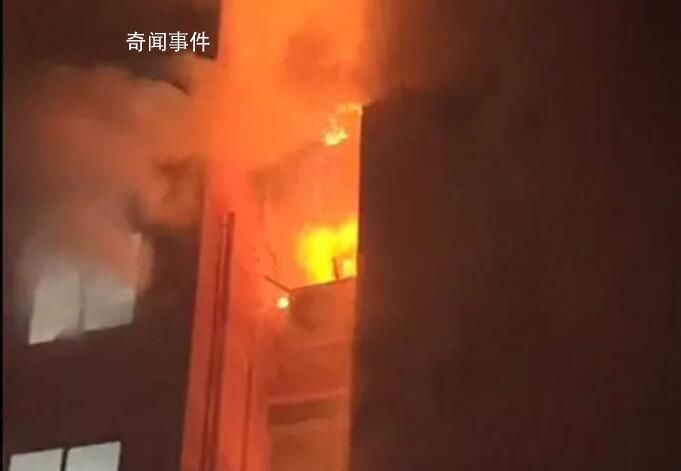 樓下起火爸爸抱女兒墜樓 姐姐悲痛不已網(wǎng)上悼念