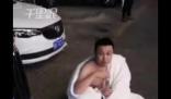 新疆地震男子裹被子從5樓箭步逃生 待了1個(gè)半小時(shí)才上去