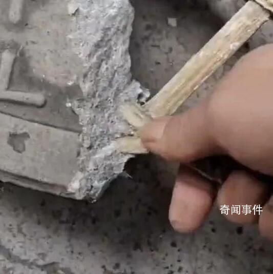 重慶一地井蓋疑似用竹簽當(dāng)鋼筋 拍攝者用單手輕輕一掰