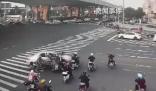 轎車轉(zhuǎn)彎時(shí)連撞7輛電動(dòng)車 事故原因及后續(xù)處理如下