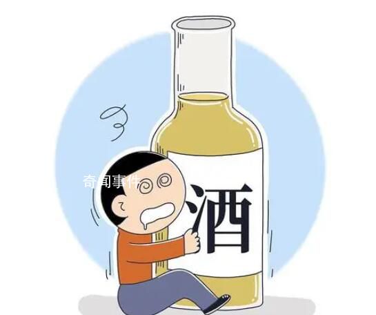 一女子與父對飲后醉臥樓道 引來了及時而有愛心的警察協(xié)助