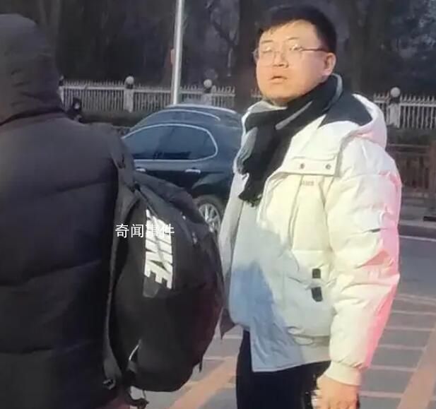 葉蓬現(xiàn)身央視春晚彩排 隨地吐口香糖