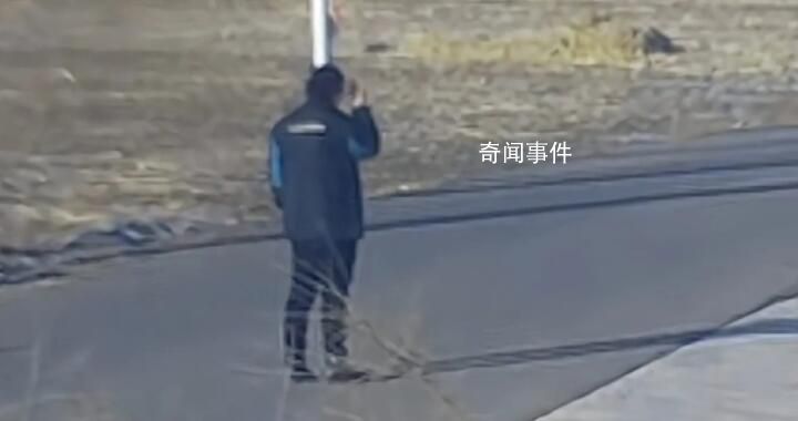 返程時監(jiān)控發(fā)現媽媽在路口站了很久