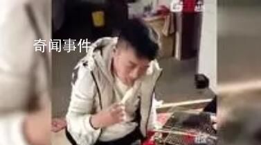 男子喝多誤把毛刷當燒烤啃 讓人忍俊不禁