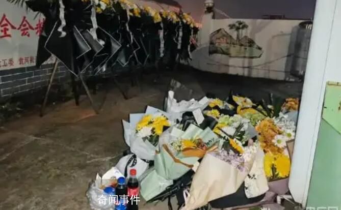 新余火災(zāi)事故現(xiàn)場(chǎng)對(duì)面擺滿鮮花 一場(chǎng)無情的大火奪走了39條鮮活的生命