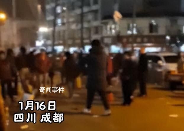 大媽跳廣場舞擾民小伙撒冥幣驅(qū)趕