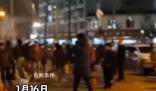 大媽跳廣場舞擾民小伙撒冥幣驅(qū)趕