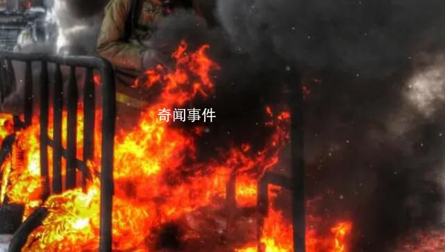 兩女生從新余火災(zāi)中逃生 全身被熏黑